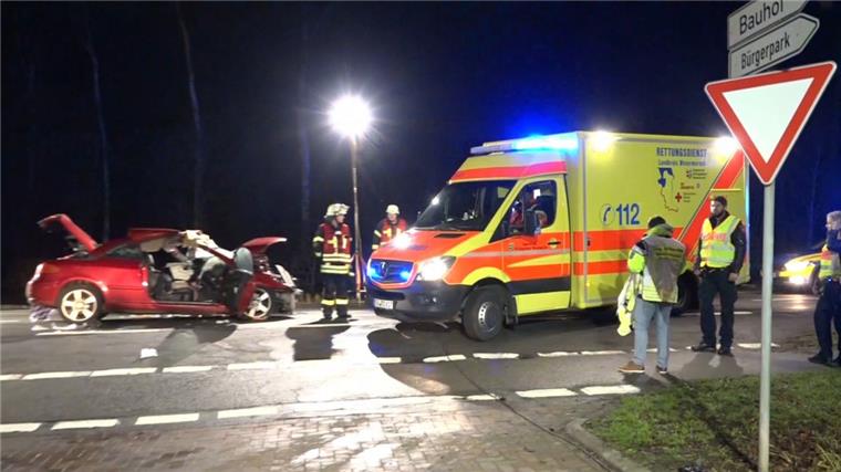 Zwei junge Menschen nach Unfall auf B211 in der Wesermarsch in Lebensgefahr Beim Unfall auf der B211 bei Oldenbrok-Mittelort wurden zwei junge Menschen lebensgefährlich verletzt.