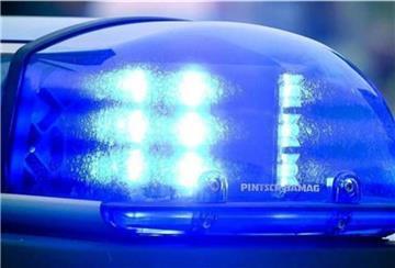 Beim Versuch einzuparken ist die 38-Jährige gegen einen Fahnenmast gefahren, der dann auf eine Fußgängerin stürzte.