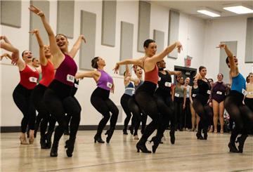 Beim Vortanzen müssen sich die Frauen in kürzester Zeit dehnen und aufwärmen und dann eine kurze Choreographie einstudieren.
