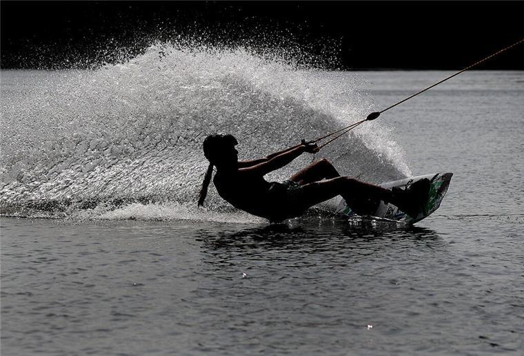Hier könnt ihr kostenlos Wakeboards testen am Sonntag Alina steuert ein Wakeboard auf der Wasserskianlage im Neustädter See in Magdeburg.
