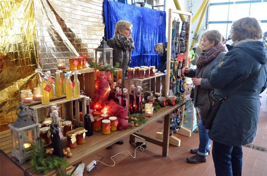 Beim Weihnachtsmarkt in Dedesdorf-Eidewarden waren die Produkte von  Hobbykünstl...
