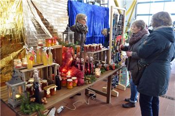 Beim Weihnachtsmarkt in Dedesdorf-Eidewarden waren die Produkte von  Hobbykünstl...