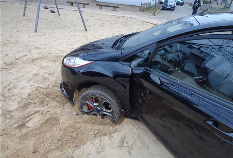 Bremerhaven: Beim Wenden festgefahren Beim Wendemanöver ist der Fahrer des Autos zu weit gefahren und im Sandkasten steckengeblieben.