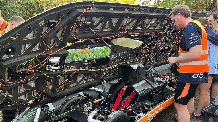 Deutsches Team bei Solarauto-Rennen in Australien vorne Beim World Solar Challenge geht es mit selbst entworfenen Elektrofahrzeuge 3000 Kilometer weit durch Australien.