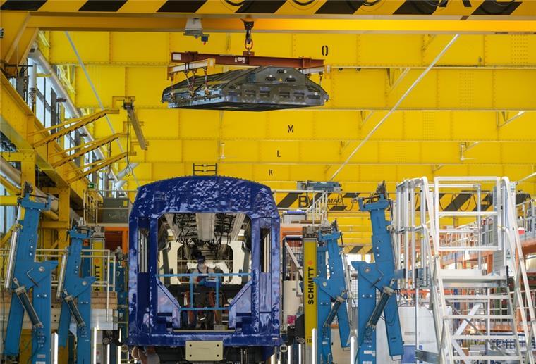 Beim Zughersteller Alstom in Salzgitter hievt in der Produktionshalle ein Kran eine Brennstoffzelle aufs Dach eines Wasserstoffzuges.