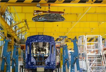 Beim Zughersteller Alstom in Salzgitter hievt in der Produktionshalle ein Kran eine Brennstoffzelle aufs Dach eines Wasserstoffzuges.