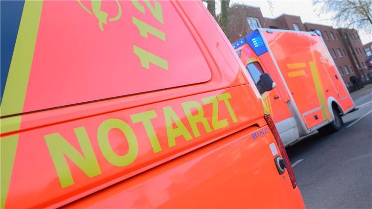 Beim Zusammenstoß von zwei Autos im Landkreis Holzminden ist eine Frau gestorben, fünf Menschen wurden schwer verletzt. (Symbolbild)