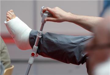 Gebrochenes Bein in Gips. Immer mehr Menschen in Deutschland kämpfen mit abgelehnten Kassenanträgen. Der richtige Antrag und ein Widerspruch sind oft der Schlüssel zum Erfolg.