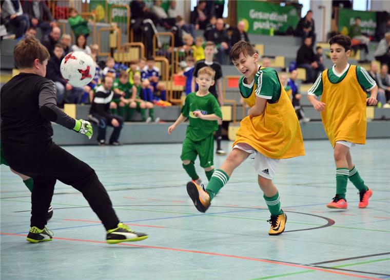Fußball total ab Donnerstag in Bremerhaven Bein Weser-Elbe-Cup in Bremerhaven rollt ab Donnerstag wieder der Ball.