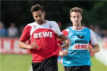 Beinahe 39 Jahre alt und noch kein bisschen (Bundesliga-)müde: Claudio Pizarro (links) hat beim Bundesliga-Schlusslicht 1. FC Köln einen Einjahresvertrag unterschrieben.