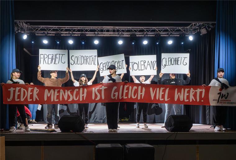 Jugendliche auf einer Bühne