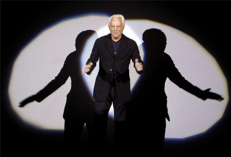 Modemacher Giorgio Armani mit 91 Jahren gestorben Bekannt wurde Armani - hier auf dem Laufsteg der Männermodenschauen 2007/2008 - durch Herrenmode in minimalistischen Schnitten mit gedeckten Farben. (Archivbild)