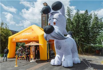 Bekannte Figuren des Toggo-TV-Programms sind live im passenden Kostüm dabei. Auch Idefix, der Hund aus der Comicserie Asterix, ist vor Ort und begrüßt die Gäste auf der Seebäderkaje als sechs Meter hohe Figur.