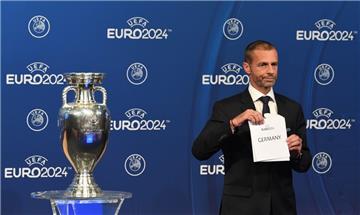 Bekanntgabe des EM-Gastgebers 2024: Aleksander Ceferin, Präsident der UEFA, zeigt während der Bekanntgabe-Zeremonie zur Ausrichtung der Fußball-Europameisterschaft 2024 ein Blatt mit der Aufschrift "Germany". 