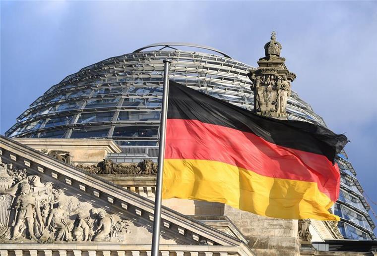Neuer Feiertag für alle in Deutschland? Grünen-Vorschlag lässt staunen Die deutsche Fahne weht vor dem Reichstag in Berlin. Bekommt Deutschland einen neuen Feiertag? Wenn es nach den Grünen geht, könnte der 1. September künftig ein Tag des Friedens sein.