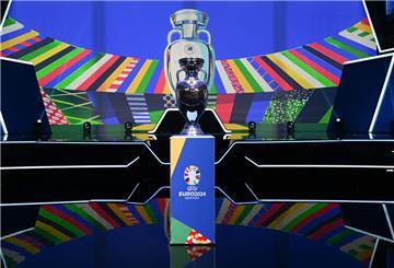  Der Europapokal wird in der Festhalle vor der Bühne präsentiert 