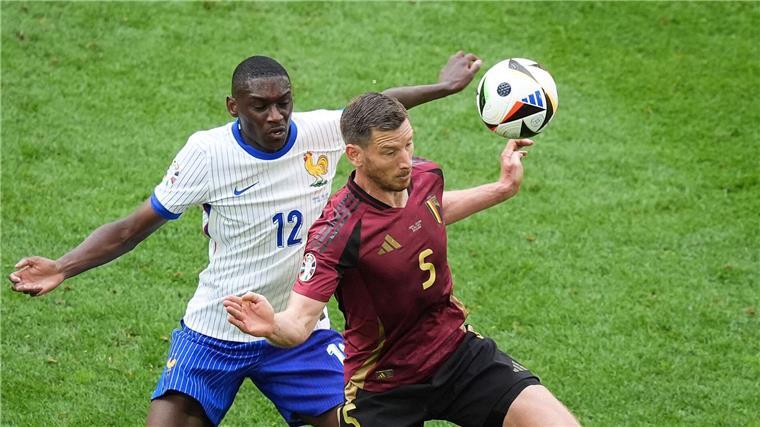 Späte Erlösung mit Eigentor: Frankreichs Minimalisten weiter Belgiens Jan Vertonghen (r.) und Frankreichs Randal Kolo Muani kämpfen um den Ball.