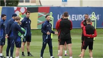 Belgiens Trainer Domenico Tedesco (M) hofft auf einen Erfolg im EM-Achtelfinale.