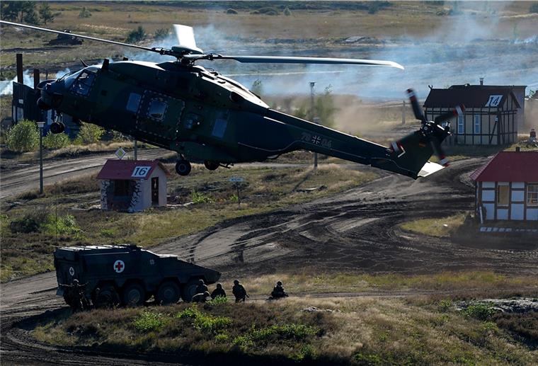 Landkreis Celle: 68 belgische Soldaten mit Corona infiziert Hubschrauber fliegt über Truppenübungsplatz