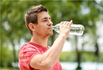 Beliebter Durstlöscher: Beim stillen Wasser gibt es erhebliche Preisunterschiede, wobei teuer nicht gleich gut bedeuten muss.