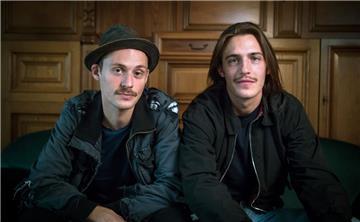 Ben Hartmann (links) und Johannes Aue von der Band Milliarden werden auf dem Deichbrand spielen.