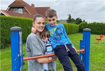 Ben-Luis Pump (links) freut sich auf die Schule, vor allem auf den Sportunterricht. Seine Mutter Saskia und sein kleiner Bruder Felix dürfen bei der Einschulung dabei sein.