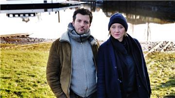 Ben Salawi (Camill Jammal) und seine Kollegin Nora Weiss (Anna Maria Mühe) ermitteln. Szene des Films „Solo für Weiss: Tödliche Wahl“. Der Krimi läuft am 04.11. im ZDF.