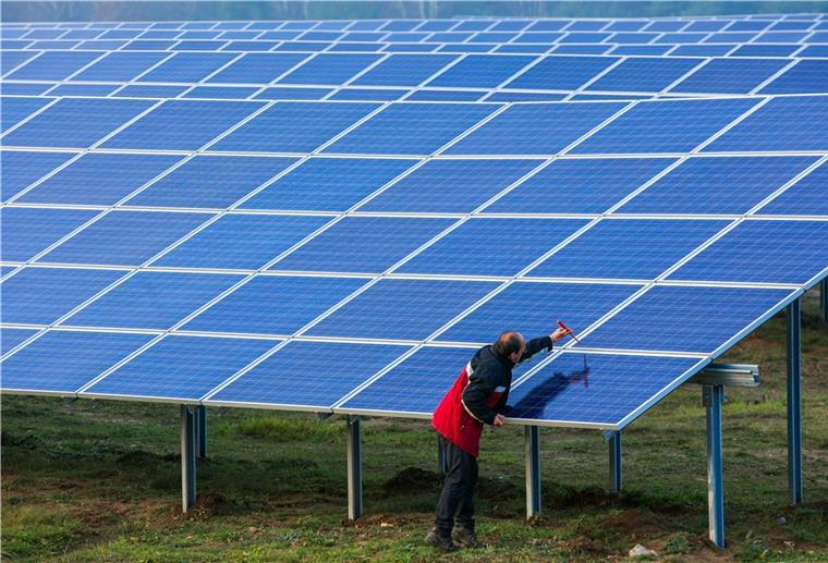 Benachteiligte Gebiete werden für Photovoltaik freigegeben. Gemeint sind schlecht nutzbare Ränder an Autobahnen oder auch ertragsschwache Ackerflächen.