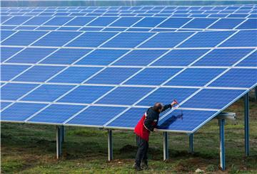 Benachteiligte Gebiete werden für Photovoltaik freigegeben. Gemeint sind schlecht nutzbare Ränder an Autobahnen oder auch ertragsschwache Ackerflächen.