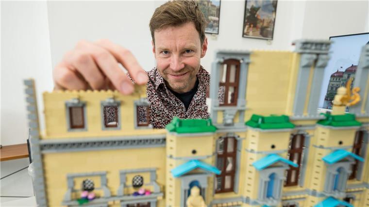 Lüneburger Rathaus in Lego - Künstler baut Heimatstadt Benjamin Albrecht baut seine Heimatstadt Lüneburg aus Legosteinen nach.