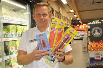 Benjamin Kuss, Marktleiter des Edeka-Centers in Wulsdorf, zeigt, welche Halal-Fleischprodukte er in seinem Sortiment hat.
