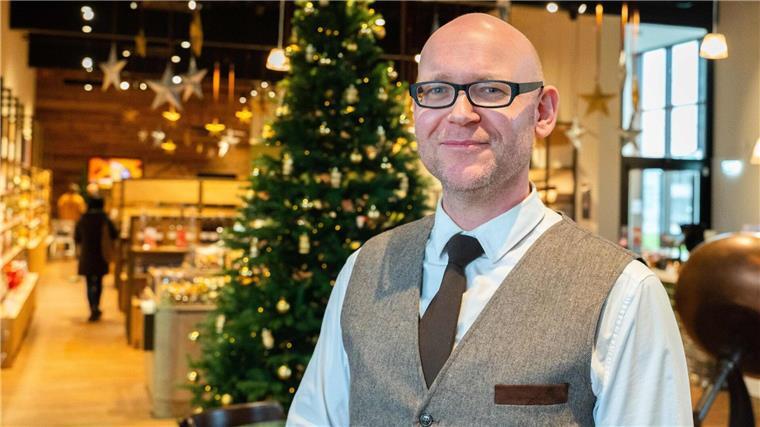 Weihnachten wird orientalisch: Dubai-Schokolade statt Schnee Benjamin Vespermann leitet das weihnachtlich geschmückte Schokoladenhaus von Rausch.