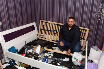 Benjamin Y. in seinem auseinandergenommenen Schlafzimmer.