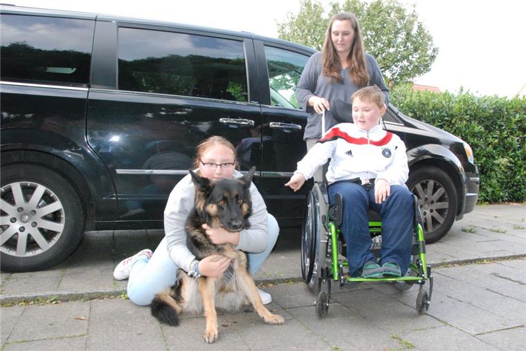 Loxstedt: Auto mit Rampe für Bennet (9) gesucht Bennet aus Loxstedt kann dank neuer Räder an seinem Rollstuhl wieder mit der Hündin Mara, Schwester Joelin und Mutter Daniela Fischbeck spazieren fahren. Damit die Familie auf weiten Strecken mobil bleibt, muss ein Auto mit Rampe angeschafft werden. Hilfe für Mitbürger will helfen.