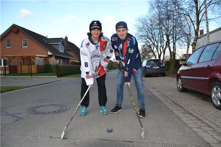 Bennet Soytürk (links) ist nur noch selten in seiner Heimat Bremerhaven. Er besucht nämlich das Sportinternat in Berlin. Wenn er einmal nach Hause kommt, spielt er mit seinem Freund Jorge Neumann Street-Hockey. Foto Reiprich