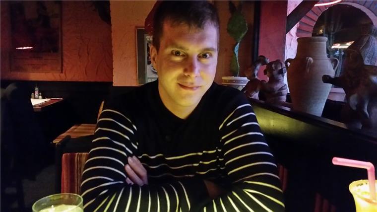 Benny Grollicks Leben hängt an einem passenden Knochenmarkspender Benny Grollick ist ein lebensfroher Mensch. Jetzt allerdings benötigt der 34-Jährige die Hilfe eines genetischen Zwillings, um den Blutkrebs zu besiegen.