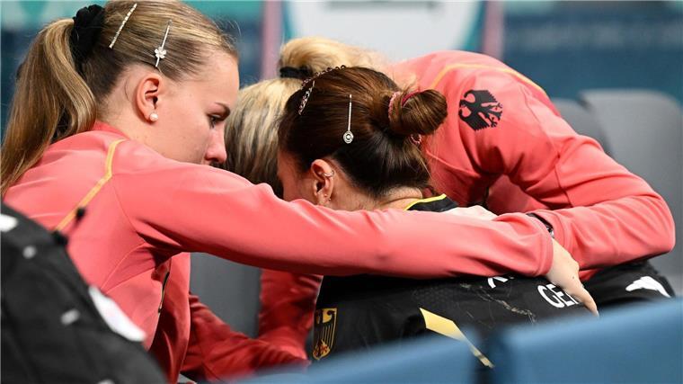 Tränen und Trost: Tischtennis-Frauen verlieren Bronze-Duell Benötigt Trost nach dem verlorenen Bronze-Duell: Tischtennisspielerin Xiaona Shan