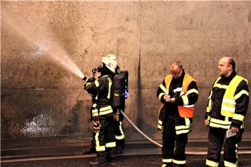 Beobachter schauten genau hin, was die Feuerwehrleute machten. Denn die Erfahrun...