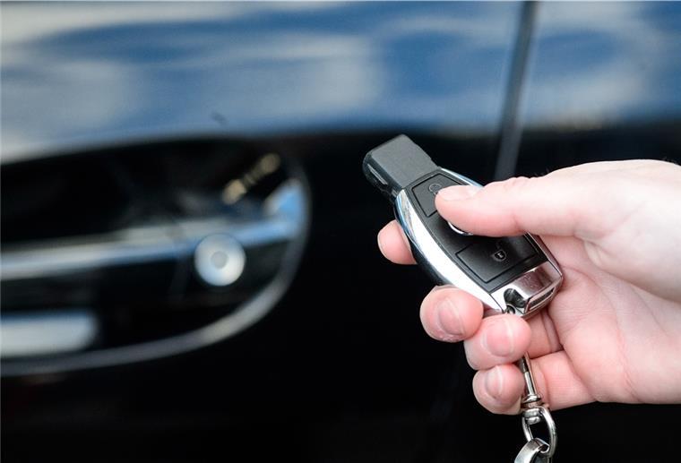 Der Funkschlüssel kann ein Sicherheitsrisiko sein Um Fahrzeuge mit Keyless Go-Technologie zu stehlen, genügt schon ein sogenannter Reichweitenverlängerer.