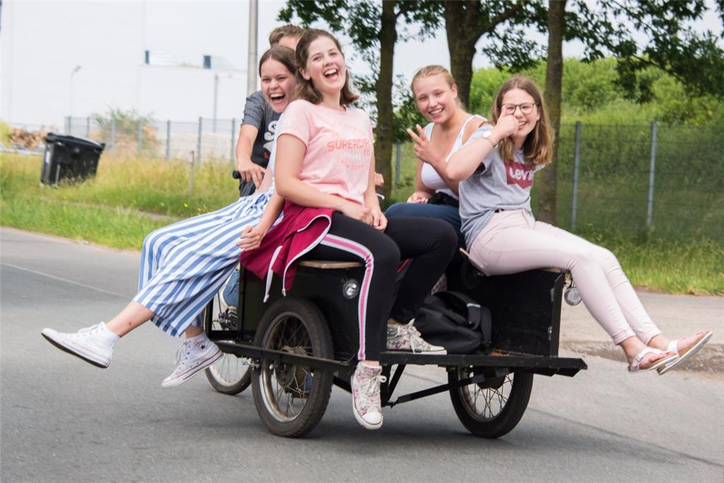 Bequemer Reisen zum Hurricane: Die vergnügten Damen nutzen den Fahrdienst eines ...