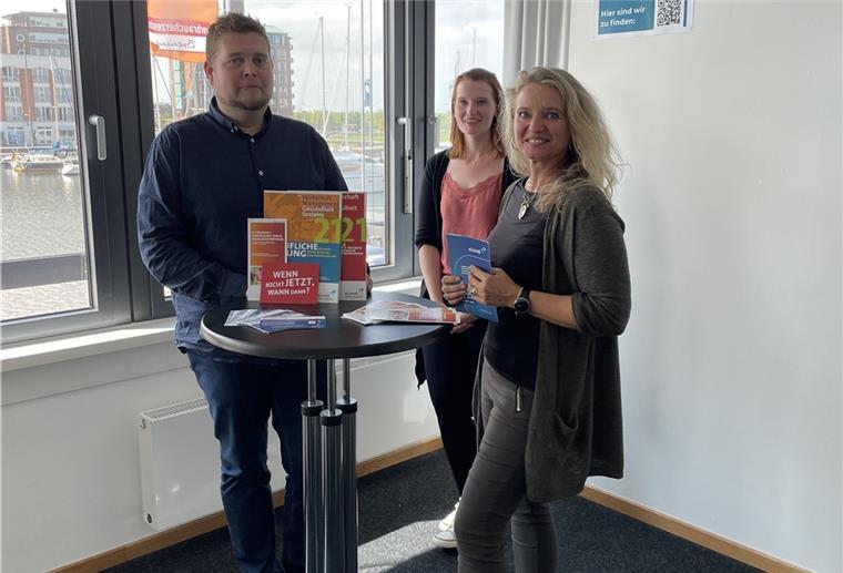 wisoak: Bildung im Berufsleben Drei Berater der wisoak Bremerhaven lächeln in die Kamera und präsentieren die Programmhefte