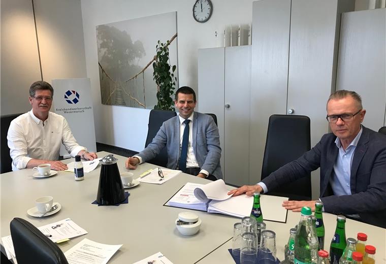 Kurzarbeit und Soforthilfe: Betriebe haben viele Nachfragen Beraten zu Kurzarbeit, Stundung, Soforthilfe: Kreishandwerksmeister Stephan Hayen (von links), Stephan Giese und Thomas Sturm von der Kreishandwerkerschaft.