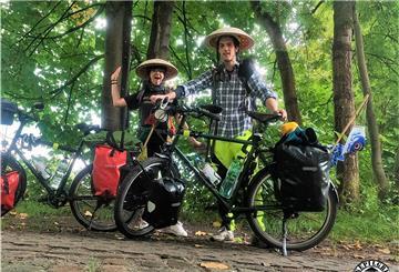 Bereit für die große Reise: Die Beverstedter Carmen Neumann und Philipp Zaunbrecher können es kaum erwarten, endlich mit ihren Fahrrädern in Richtung Japan aufzubrechen.