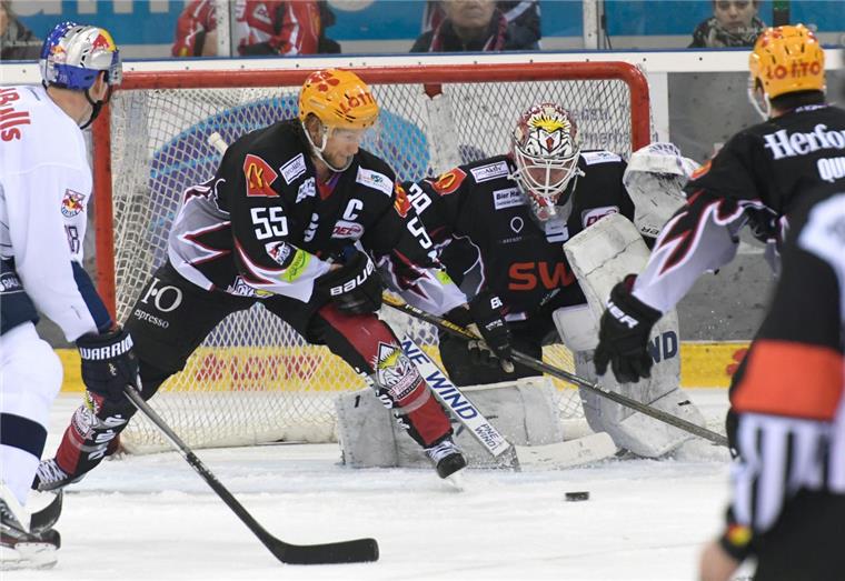Noch kein grünes Licht für Jordan Owens und Mike Hoeffel Bereit für die Playoffs: Mike Moore klärt die Scheibe vor dem Kasten von Jani Nieminen.