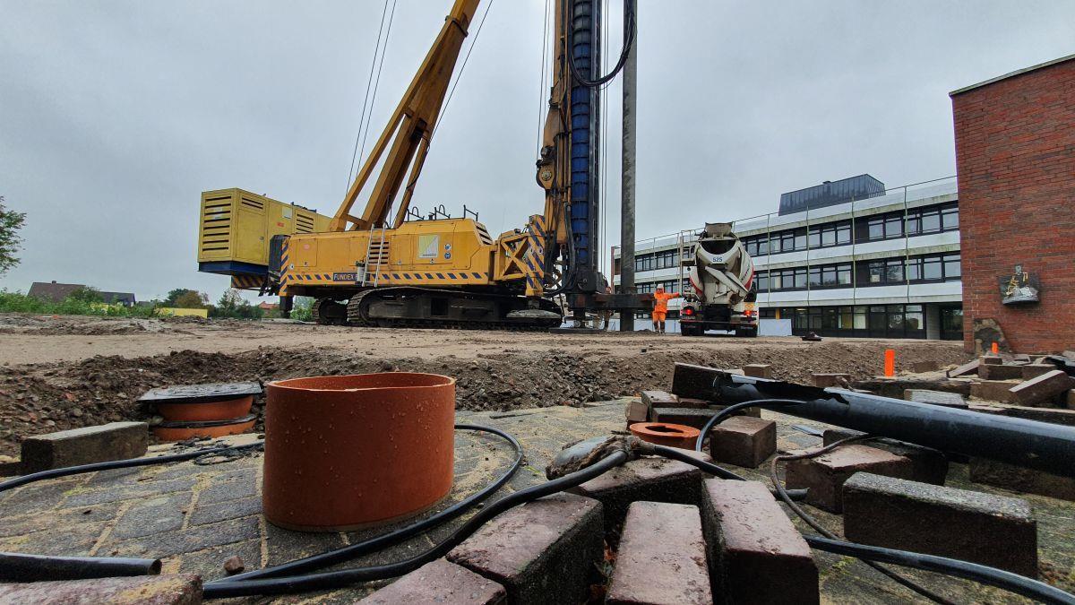 Oberschule Dorum: 30 Millionen Euro werden jetzt verbaut Bereit für die Tiefgründung: Mit einem 23 Meter langen Bohrer werden Löcher ins Erdreich hinter der Oberschule Dorum getrieben. Hier soll der neue rechtwinklige Klassentrakt für rund 550 Schüler entstehen.