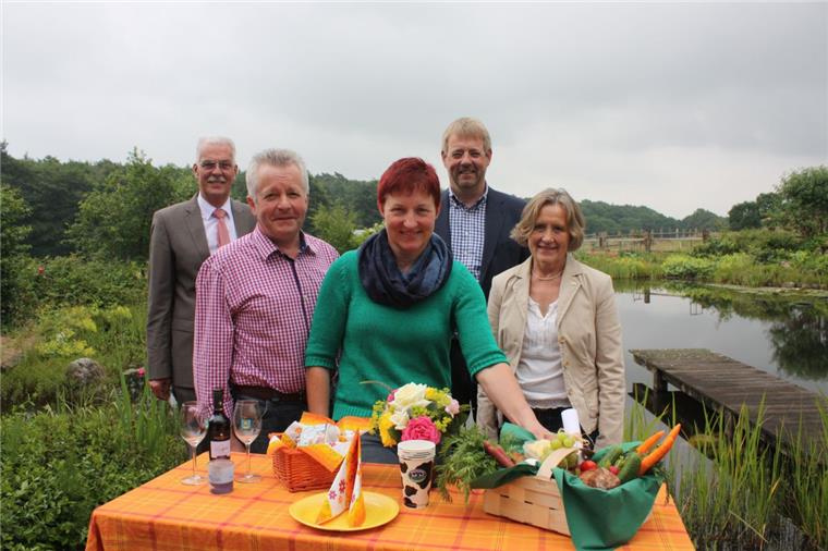 Kino und Picknick auf dem Bauernhof: Landvolk startet neue Veranstaltungsreihe Bereit für Kino und Picknick (von links): Michael Schoer (Volksbank), Gerd-Dieter und Birgit Kahrs (Hof Kahrs), Jan Heusmann (Landvolk) und Anke Heesemann-Prenzler (Landfrauen) freuen sich auf Filmliebhaber und Feinschmecker beim „Bauernhof-Viehling“.