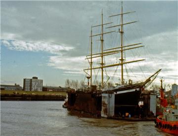 Bereits 1978 war der Sanierungsstau der „Seuten Deern“  hoch. Damals wurde die Bark per Schwimmdock vom Alten Hafen zur Seebeckwerft im Fischereihafen transportiert. 