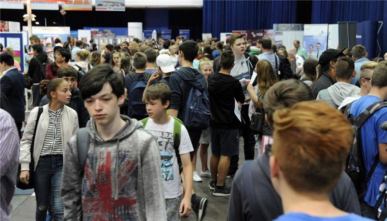 Tag 1 der Berufsinformationsmesse lockt viele Schüler an Bereits am Freitag war die Berufsinformationsmesse in der Stadthalle gut besucht. Am Samstag haben Interessierte noch einmal die Möglichkeit, sich über Ausbildungsgänge und Studienmöglichkeiten zu informieren.