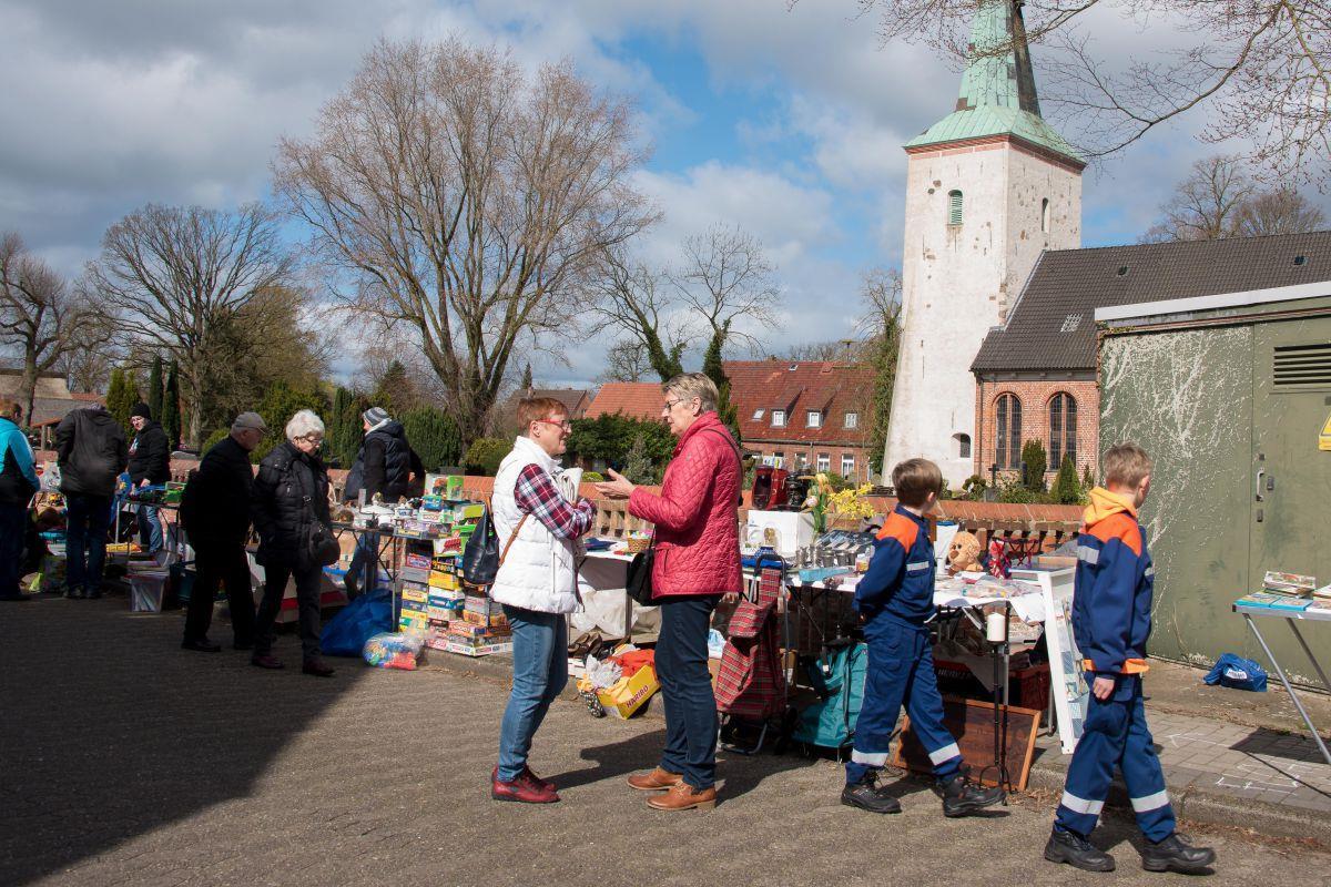 Wilstedter präsentieren beim Frühlingsfest sich selbst und ihre Vielfalt Bereits am frühen Morgen waren viele Schnäppchenjäger rund um die Kirche unterwegs. Es wurde gestöbert, gehandelt und geklönt