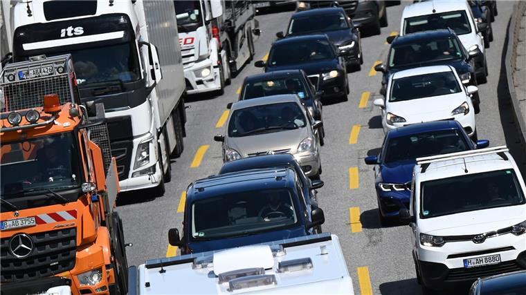 Bereits am Samstagvormittag kommt es zu ersten Staus auf der A7. (Symbolbild)